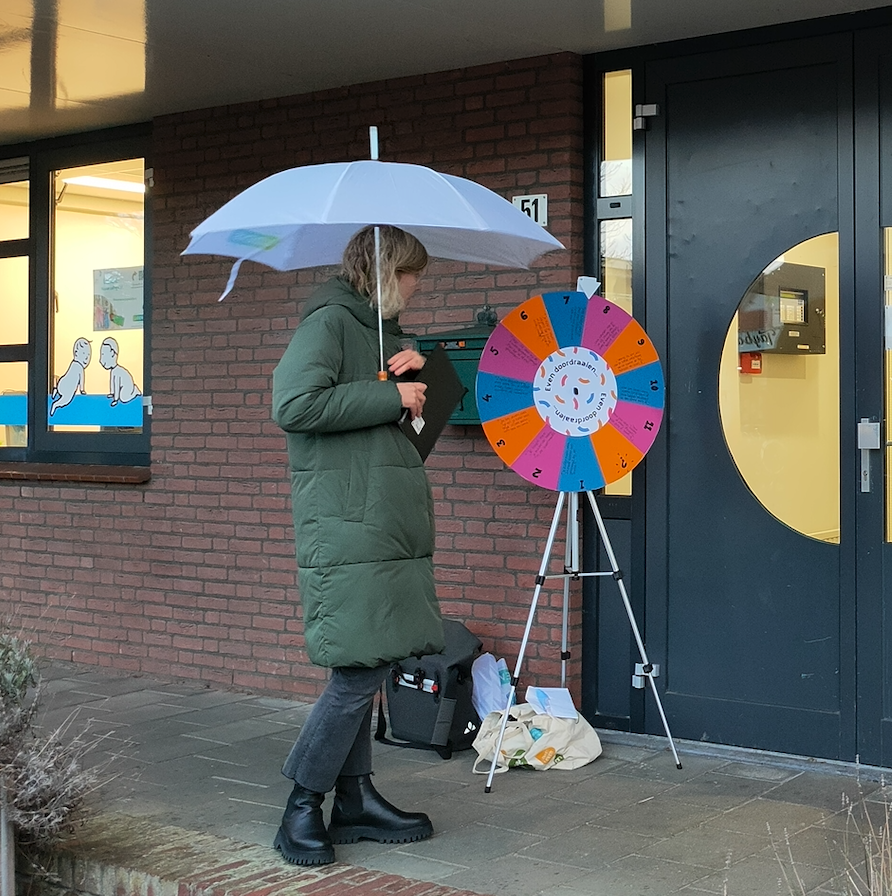 Vrouw bij het  ‘Even Doordraaien’-rad bij Kinderdagverblijf 