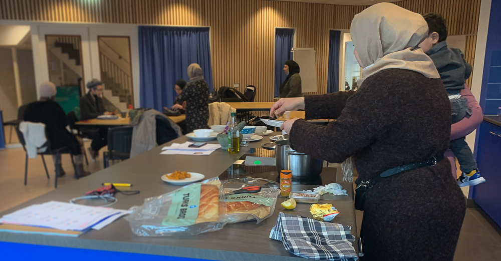 Moeders aan het koken bij de Mattheus school